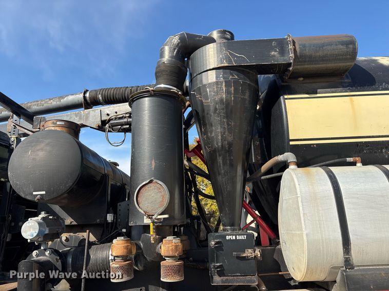 image for item OK9374 2006 International 7600 vacuum truck