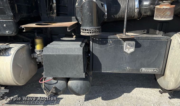 image for item OK9374 2006 International 7600 vacuum truck