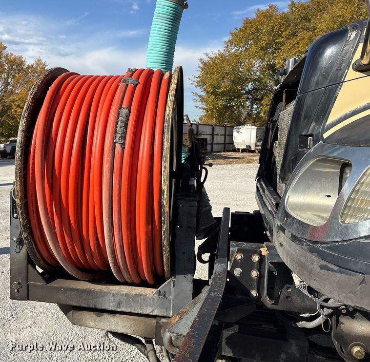 image for item OK9374 2006 International 7600 vacuum truck