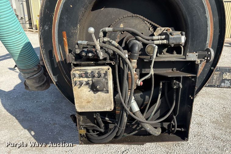 image for item OK9374 2006 International 7600 vacuum truck