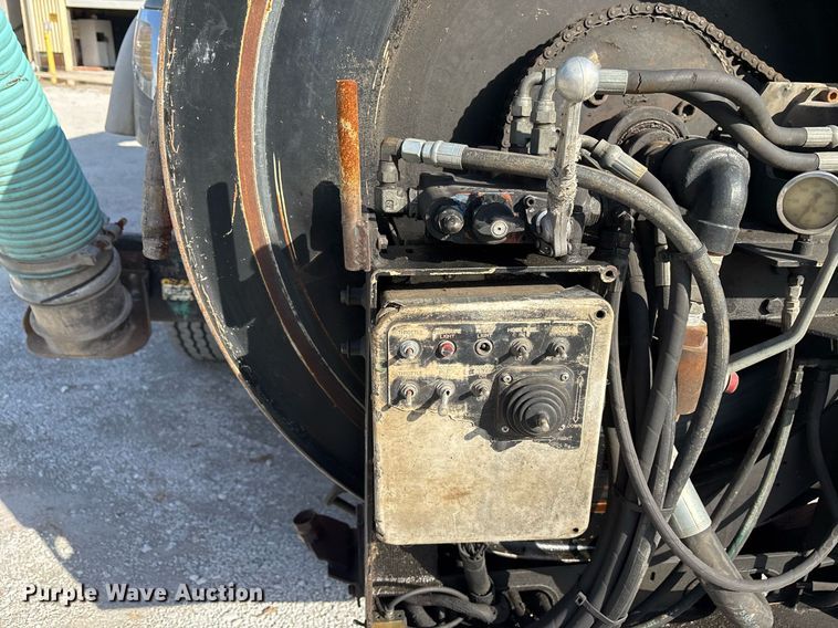 image for item OK9374 2006 International 7600 vacuum truck