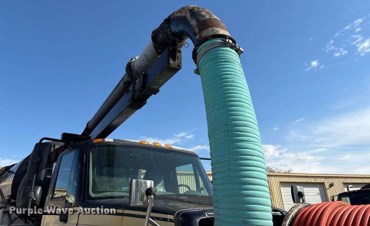image for item OK9374 2006 International 7600 vacuum truck