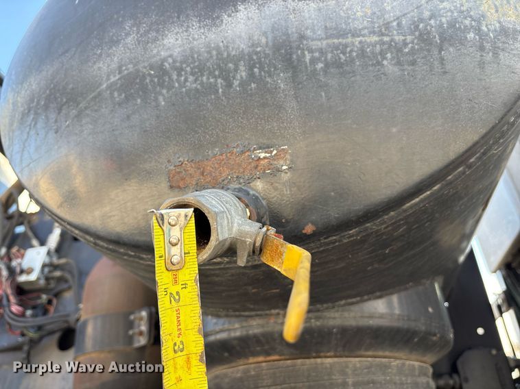 image for item OK9374 2006 International 7600 vacuum truck