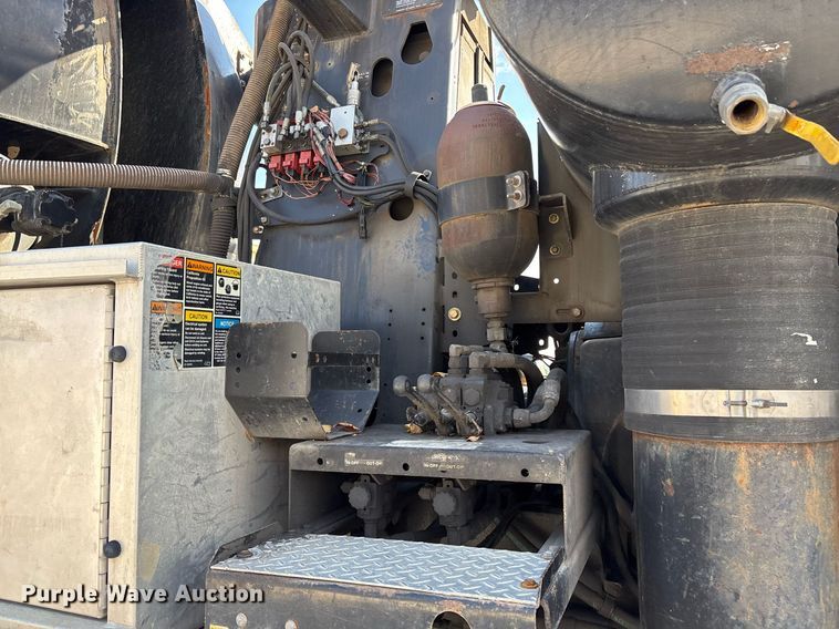 image for item OK9374 2006 International 7600 vacuum truck