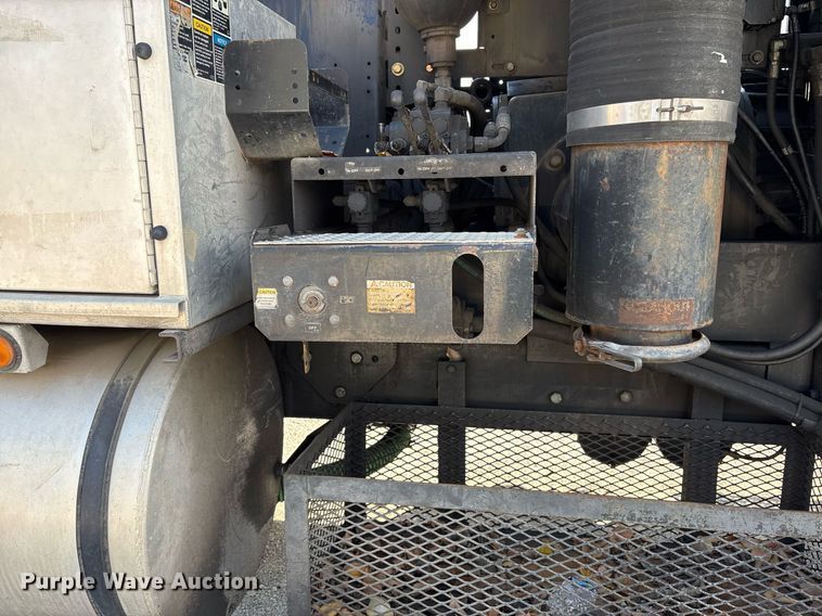 image for item OK9374 2006 International 7600 vacuum truck