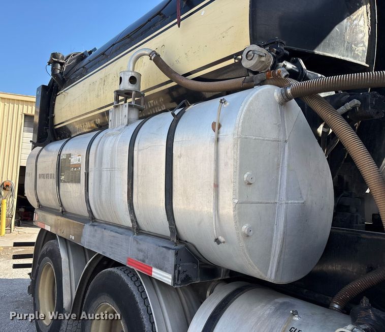 image for item OK9374 2006 International 7600 vacuum truck