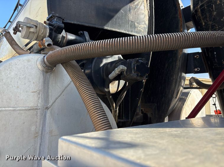 image for item OK9374 2006 International 7600 vacuum truck