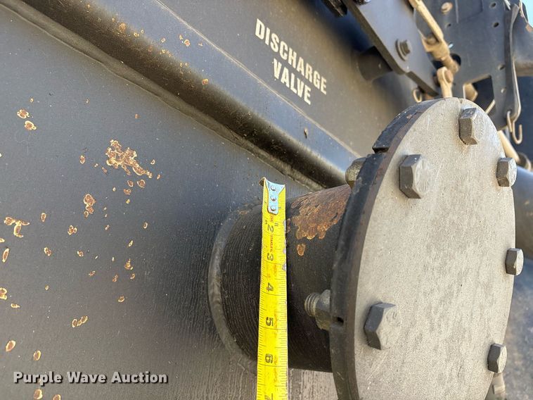 image for item OK9374 2006 International 7600 vacuum truck