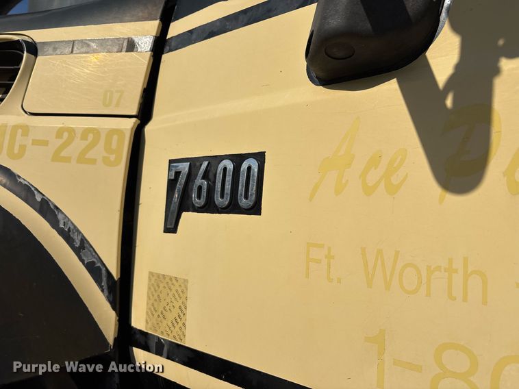 image for item OK9374 2006 International 7600 vacuum truck