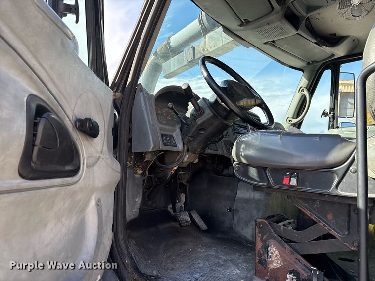 image for item OK9374 2006 International 7600 vacuum truck