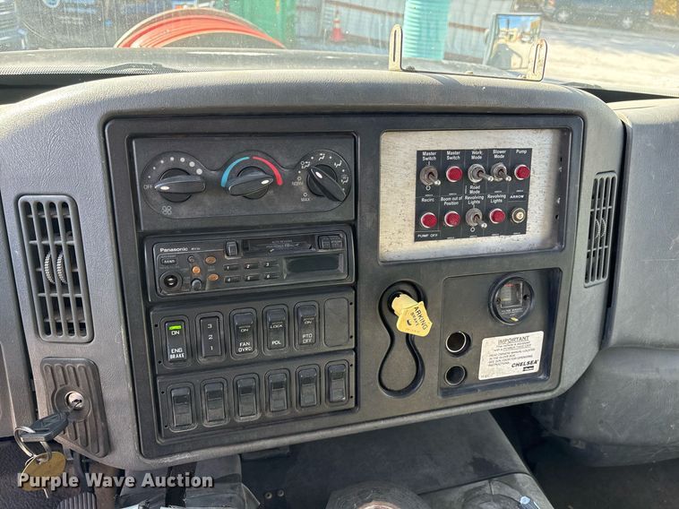 image for item OK9374 2006 International 7600 vacuum truck