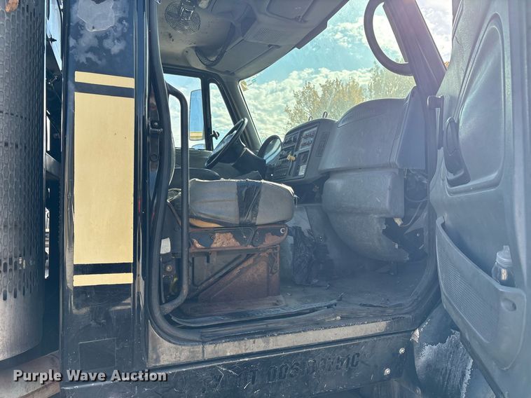 image for item OK9374 2006 International 7600 vacuum truck