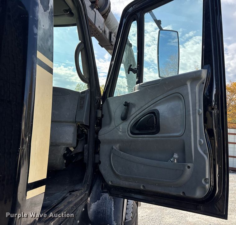 image for item OK9374 2006 International 7600 vacuum truck