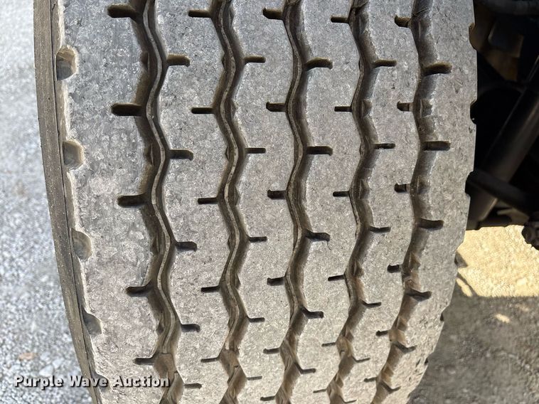 image for item OK9374 2006 International 7600 vacuum truck