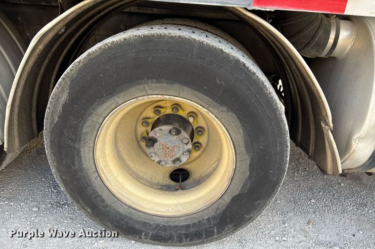 image for item OK9374 2006 International 7600 vacuum truck