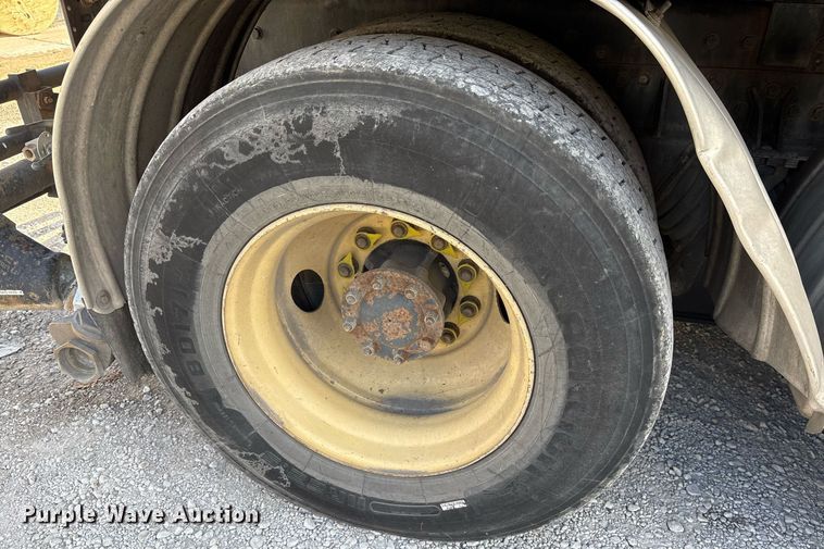 image for item OK9374 2006 International 7600 vacuum truck