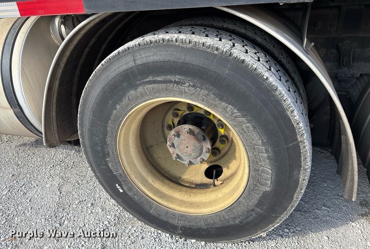 image for item OK9374 2006 International 7600 vacuum truck