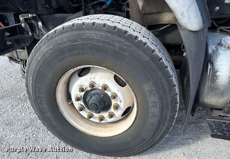 image for item OK9374 2006 International 7600 vacuum truck