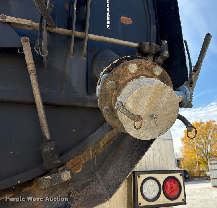 image for item OK9374 2006 International 7600 vacuum truck