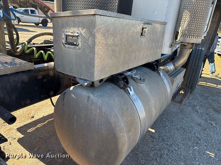 image for item OK9413 2006 Peterbilt 379 semi truck