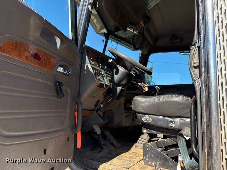 image for item OK9413 2006 Peterbilt 379 semi truck