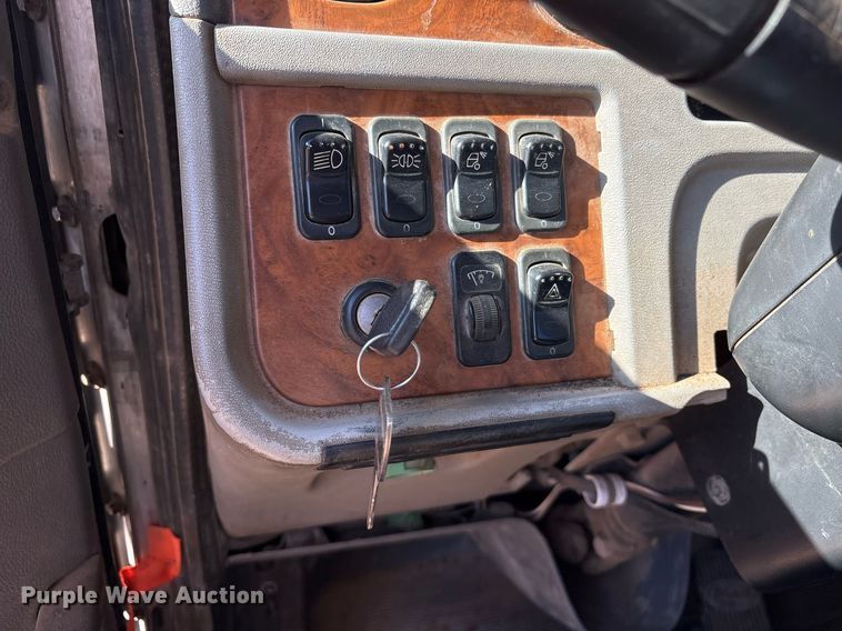 image for item OK9413 2006 Peterbilt 379 semi truck