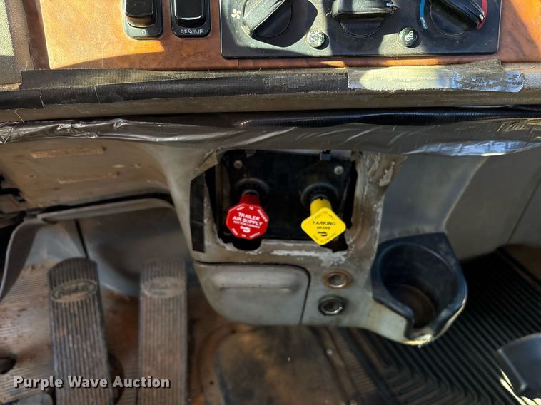 image for item OK9413 2006 Peterbilt 379 semi truck