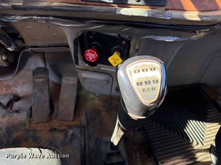 image for item OK9413 2006 Peterbilt 379 semi truck