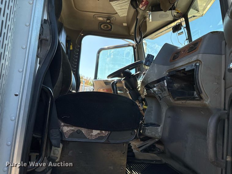 image for item OK9413 2006 Peterbilt 379 semi truck