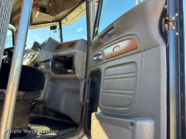 image for item OK9413 2006 Peterbilt 379 semi truck