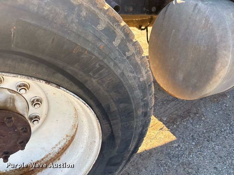 image for item OK9413 2006 Peterbilt 379 semi truck