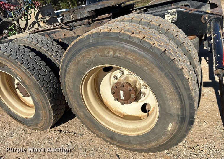 image for item OK9413 2006 Peterbilt 379 semi truck