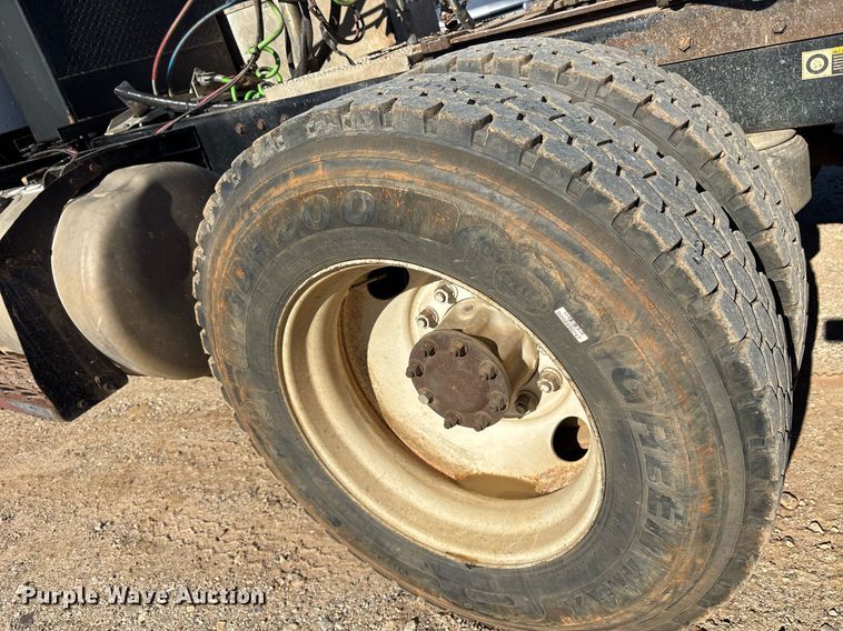 image for item OK9413 2006 Peterbilt 379 semi truck