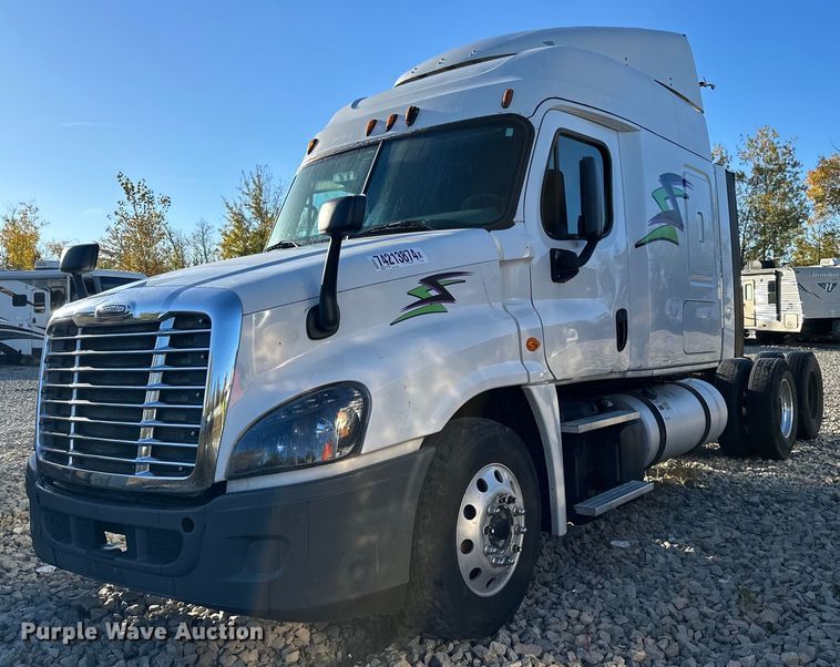 image for item YA0080 2016 Freightliner Cascadia semi truck