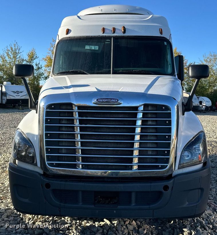 image for item YA0080 2016 Freightliner Cascadia semi truck