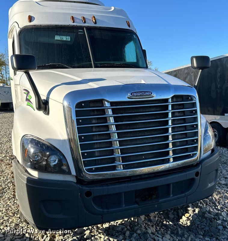 image for item YA0080 2016 Freightliner Cascadia semi truck