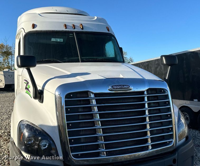 image for item YA0080 2016 Freightliner Cascadia semi truck