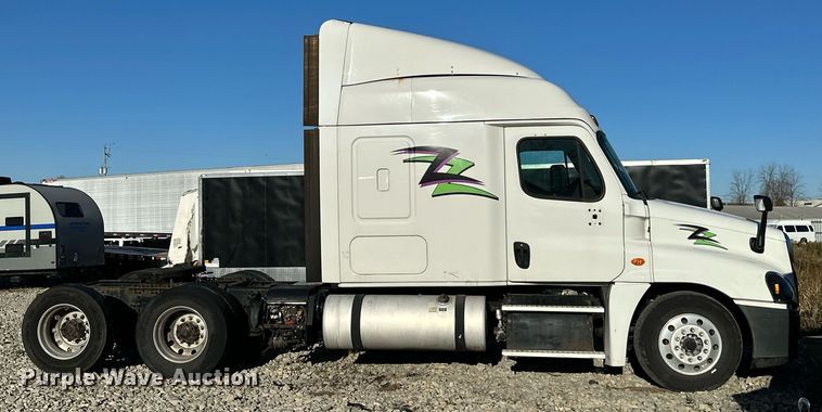 image for item YA0080 2016 Freightliner Cascadia semi truck