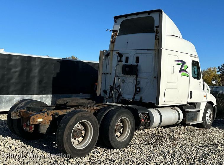 image for item YA0080 2016 Freightliner Cascadia semi truck