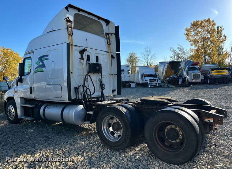 image for item YA0080 2016 Freightliner Cascadia semi truck