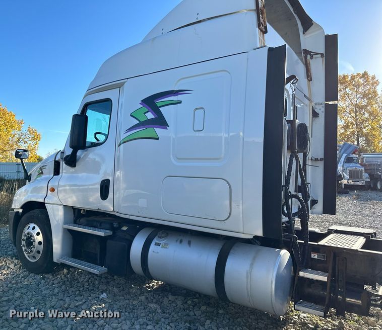 image for item YA0080 2016 Freightliner Cascadia semi truck