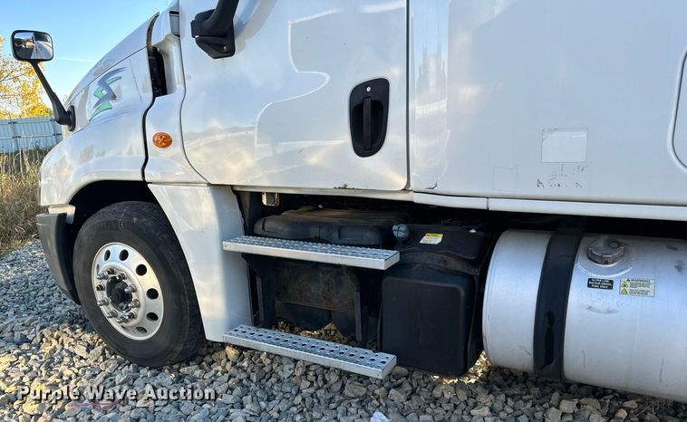 image for item YA0080 2016 Freightliner Cascadia semi truck