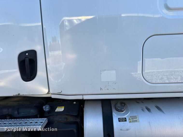 image for item YA0080 2016 Freightliner Cascadia semi truck