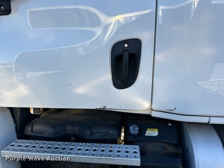 image for item YA0080 2016 Freightliner Cascadia semi truck