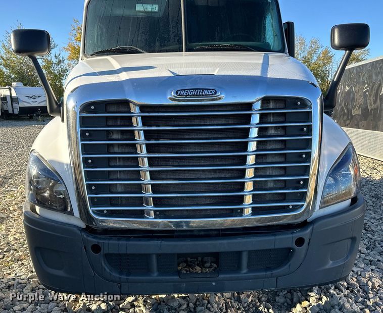 image for item YA0080 2016 Freightliner Cascadia semi truck