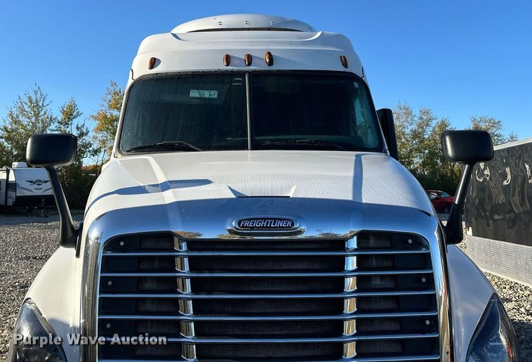 image for item YA0080 2016 Freightliner Cascadia semi truck