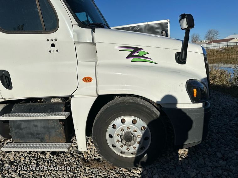 image for item YA0080 2016 Freightliner Cascadia semi truck