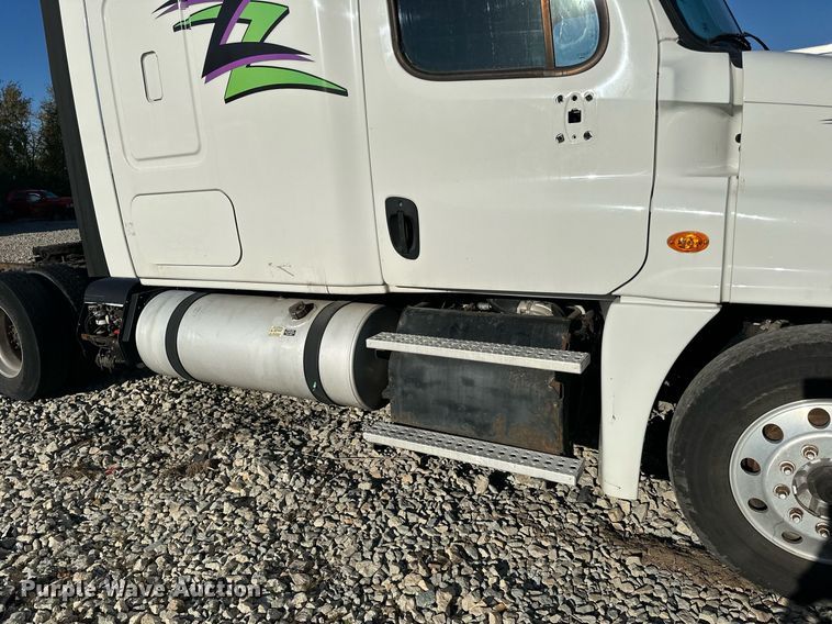 image for item YA0080 2016 Freightliner Cascadia semi truck