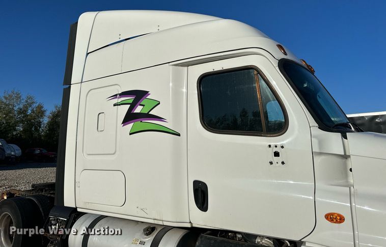 image for item YA0080 2016 Freightliner Cascadia semi truck