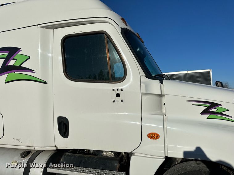 image for item YA0080 2016 Freightliner Cascadia semi truck